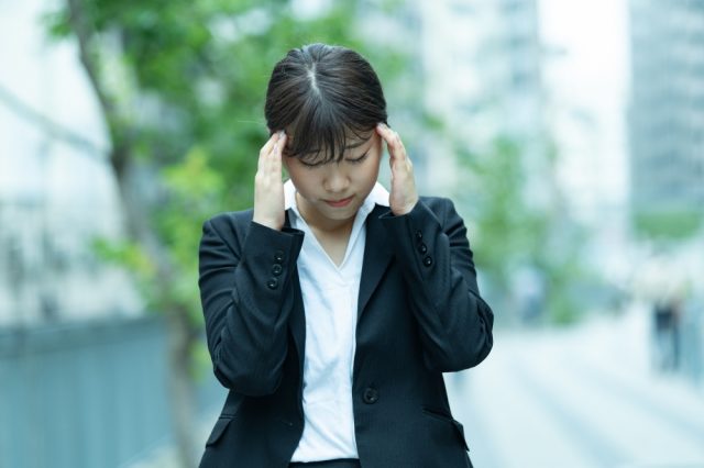 めまいに悩む女性の写真